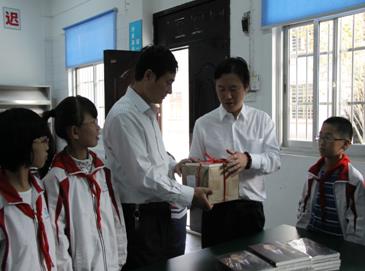 書香寄真情——通鼎再次走進八都小學考察圖書館建設